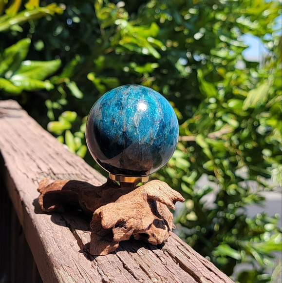 NEW 2.5" (64MM) BLUE APATITE SPHERE WITH ASTERISM - Picture 7 of 8